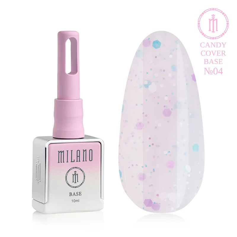 „Milano Candy Cover Base No. 04: 10 мл бяла бутилка с мек розов градиент и демонстрация на полупрозрачен светло лилав нюанс, преплетен с многоцветни шестоъгълни конфети (лилаво, тюркоазено и бяло) с различни размери върху голяма палитра от капки.“