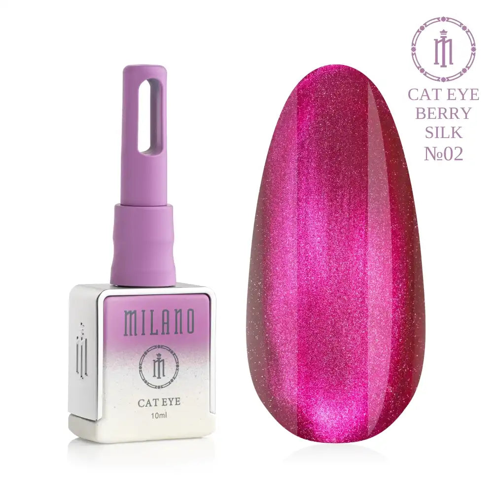 Представяне на магнитния гел лак Milano Cat Eye Berry Silk № 02: отляво е брандираният квадратен флакон от 10 мл в деликатен лилав градиентен дизайн с надпис „Cat Eye“, а отдясно е голям овален макет на върха, който демонстрира изтънчен наситен малиново-бордо или черешов нюанс с ярък копринен отблясък с магнитен ефект, върху чисто бял фон.