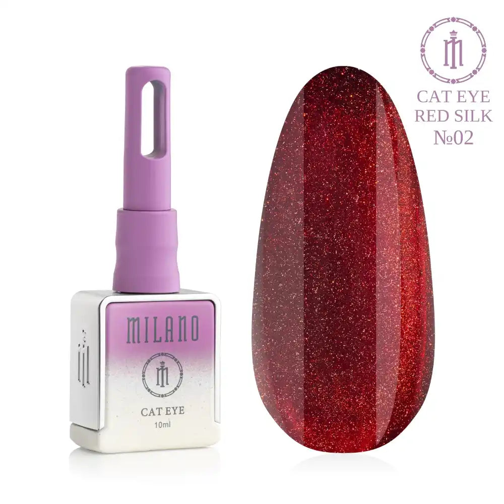 Представяне на магнитния гел лак Milano Cat Eye Red Silk No. 02: отляво е брандираната квадратна бутилка с обем 10 мл в деликатен лилав градиентен дизайн с надпис "Base", а отдясно е голям овален макет на върха, който демонстрира наситен тъмночервено-бордо или винен нюанс с изразен копринен лек отблясък на магнитния ефект "котешко око" върху чисто бял фон.