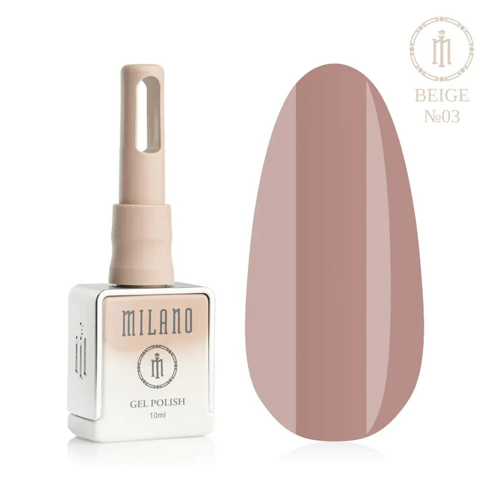 Представяне на гел лак Milano Gel Polish Beige Premium No. 03: отляво е брандираният квадратен флакон от 10 мл в нежно лилав градиентен дизайн с кръгло лого, а отдясно е голям овален макет на върха, който демонстрира класическия неутрален нюд-бежов нюанс на покритието, върху чисто бял фон.