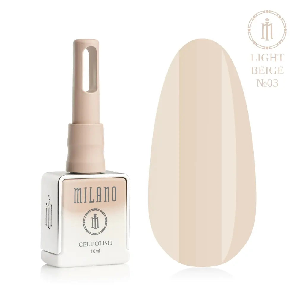 Представяне на гел лак Milano Gel Polish Light Beige Premium No. 03: отляво е брандираният квадратен флакон от 10 мл в мек лилав градиентен дизайн с кръгло лого, а отдясно е голям овален макет на върха, който демонстрира деликатен пастелен бледо нюд нюанс с неутрален подтон, на чисто бял фон.
