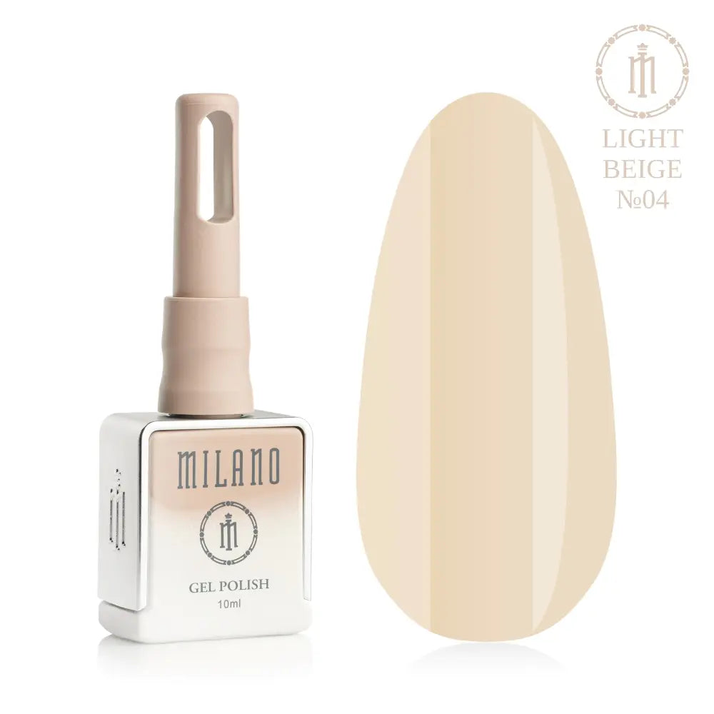 Представяне на гел лак Milano Gel Polish Light Beige Premium No. 04: отляво е брандираният квадратен флакон от 10 мл в нежно лилав градиентен дизайн с кръгло лого, а отдясно е голям овален макет на накрайника, който демонстрира изискан пудрово-бежов пастелен нюанс с деликатен розов подтон, на чисто бял фон.