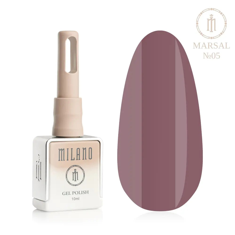 Представяне на гел лак Milano Gel Polish Marsal Premium No. 05: отляво е брандираната квадратна бутилка с обем 10 мл в нежен нюд градиентен дизайн с кръгло лого, а отдясно е голям овален макет на върха, който демонстрира изтънчен тъмен пудрен или топъл прашен нюанс Marsal с лек какаов нюанс, върху чисто бял фон.