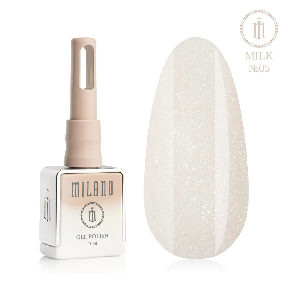 Представяне на гел лак Milano Gel Polish Milk Premium No. 05: отляво е брандираната квадратна бутилка от 10 мл в нежно лилав градиентен дизайн с кръгло лого, а отдясно е голям овален макет на върха, който демонстрира елегантен светъл млечно-нюдов нюанс с ефект на леко порцеланово покритие, върху чисто бял фон.