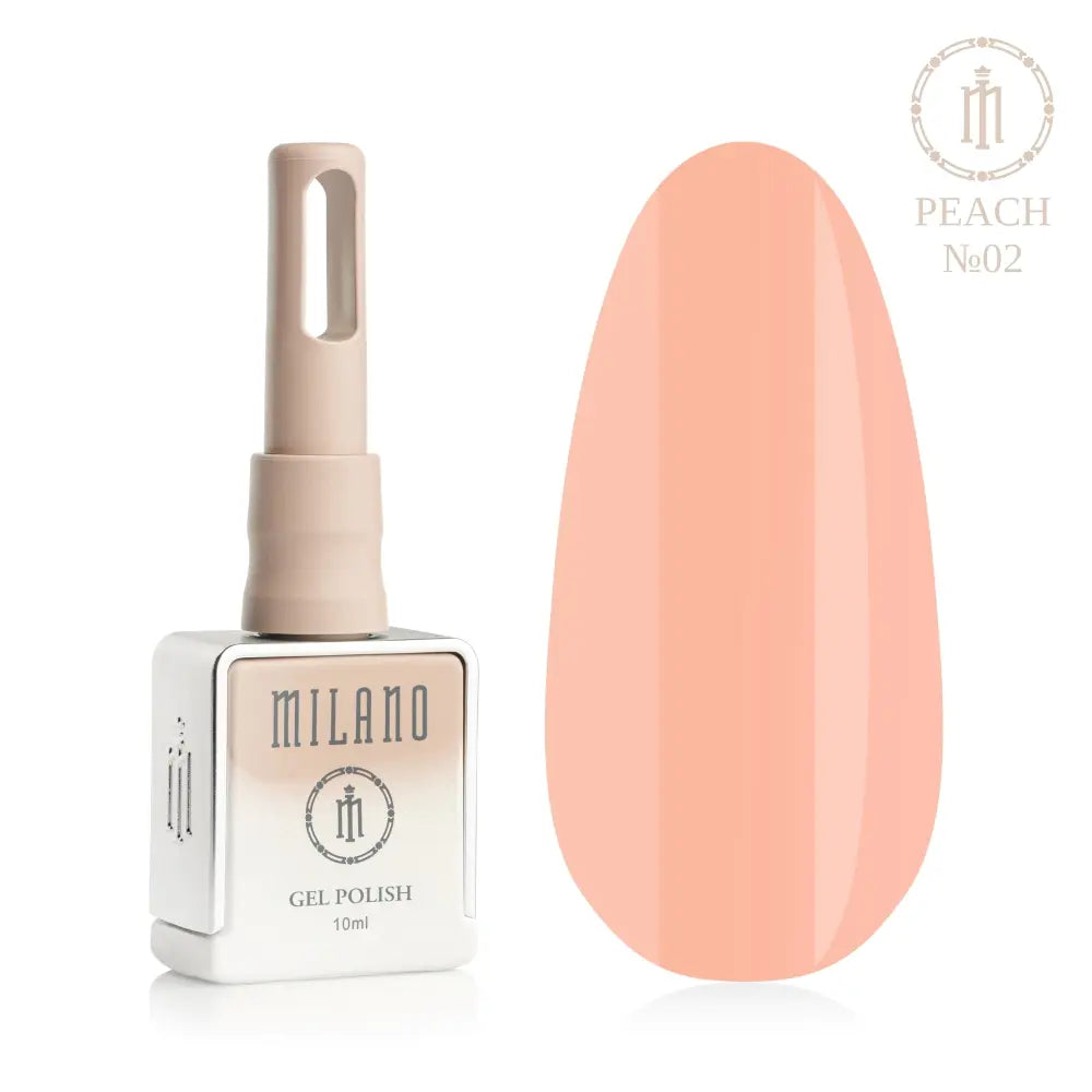 Представяне на гел лак Milano Gel Polish Peach Premium No. 02: отляво е брандираният квадратен флакон от 10 мл в нежно лилав градиентен дизайн с кръгло лого, а отдясно е голям овален макет на върха, който демонстрира деликатен пастелен прасковен нюанс с мек пудрово-розов подтон, на чисто бял фон.