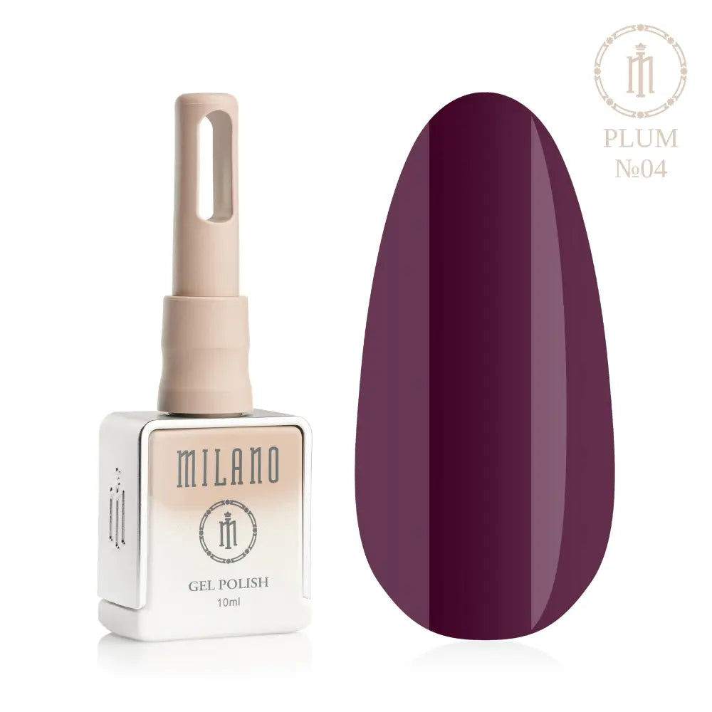 Представяне на гел лак Milano Gel Polish Plum Premium No. 04: отляво е брандираната квадратна бутилка с обем 10 мл в нежен нюд градиентен дизайн с кръгло лого, а отдясно е голям овален макет на върха, който демонстрира класическия дълбок патладжан или плътен тъмносливов нюанс на покритието със студен подтон, върху чисто бял фон.