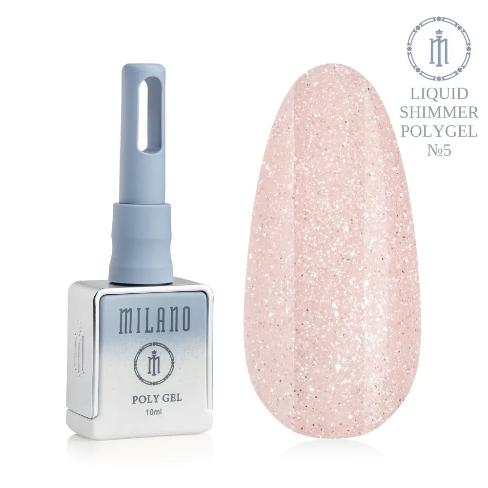 Представяне на Milano Liquid Shimmer Polygel No. 05: отляво е брандираната квадратна бутилка от 10 мл в сиво-син градиентен дизайн, а отдясно е голям овален макет на върха, който демонстрира полупрозрачен сребристо-бял нюанс, много гъсто изпълнен с лъскав искрящ блясък, на чисто бял фон.