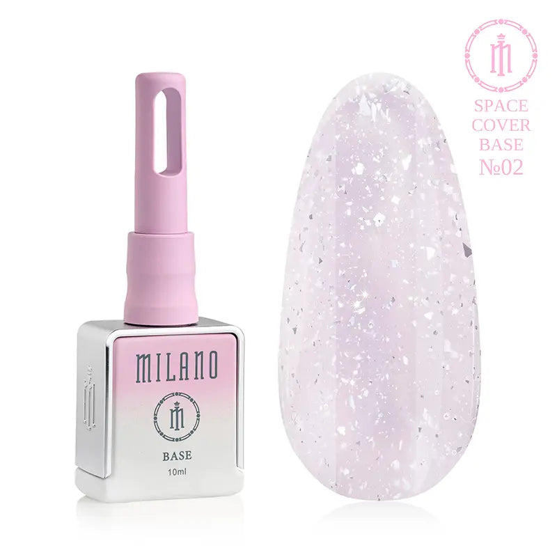 „Milano Space Cover Base No. 02: бяла бутилка от 10 мл с лавандулов градиент и демонстрация на деликатен пастелно розов нюанс със сребърен микроблясък и големи холографски шестоъгълници, които създават ефекта на блестящо съзвездие върху голяма палитра от капки.“