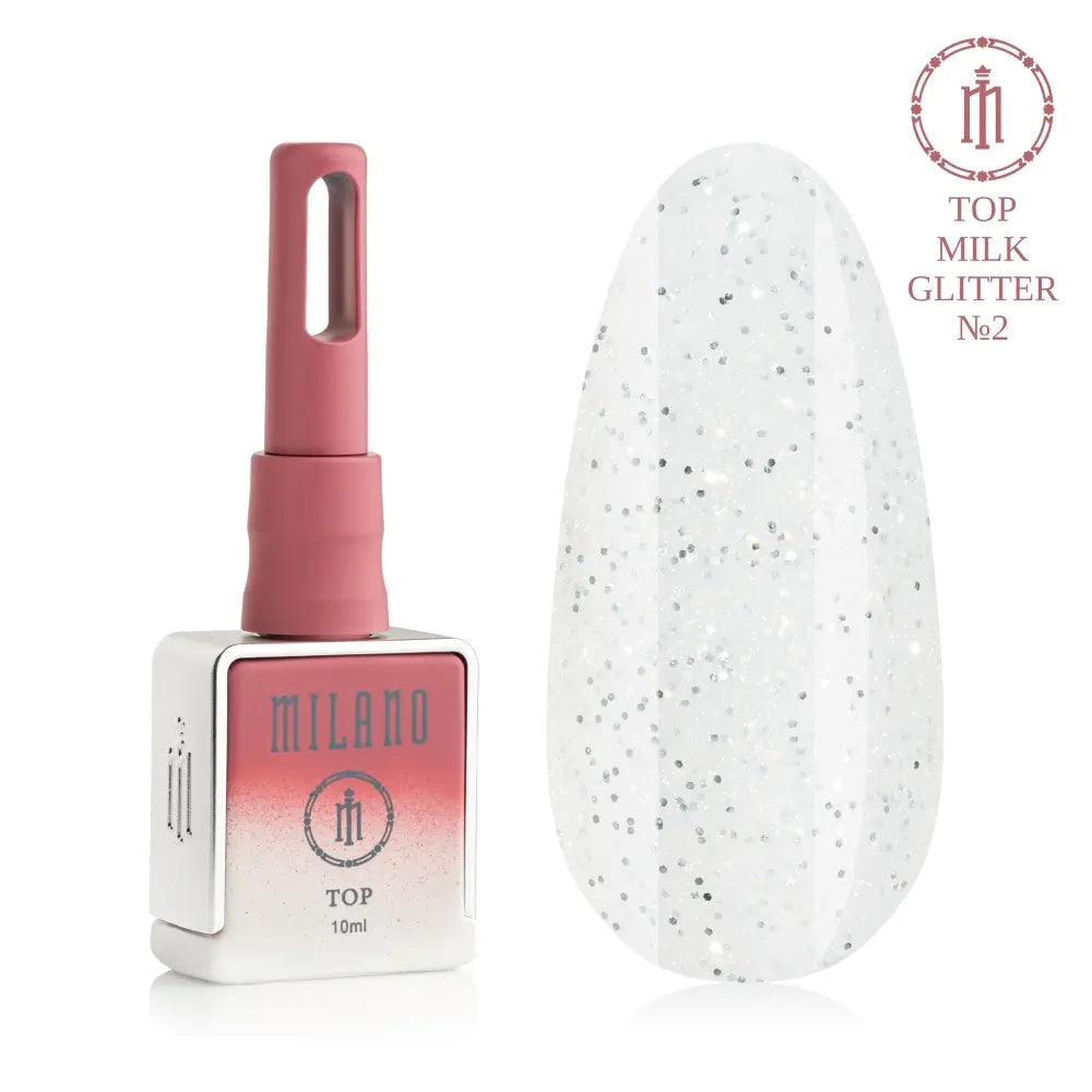 Представяне на капачката за мляко Milano Top Milk Glitter No. 2: отляво е брандираната квадратна бутилка от 10 мл с бяло-розов градиент, а отдясно е голям овален макет на върха, който демонстрира полупрозрачно млечнобяло покритие с голям брой сребърни брокатчета и блестящи частици с различни размери.