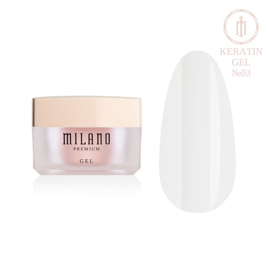 „Представяне на Milano Builder Gel Keratin Premium #03: отляво е характерният кръгъл бял буркан със сребриста марка, а отдясно е голям кръгъл макет на върха, показващ класическия светлорозов камуфлажен нюанс на естественото нокътно легло с безупречно лъскаво покритие, на чисто бял фон“
