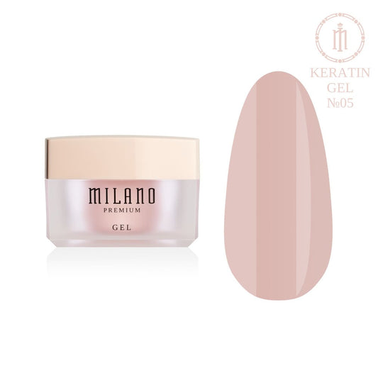 „Представяне на Milano Builder Gel Keratin Premium #05 Укрепващ моделиращ гел с кератин: отляво е характерният кръгъл бял буркан със сребърна марка, а отдясно е голям кръгъл макет на върха, показващ благороден светлобежов или карамелено-гол камуфлажен нюанс с красив плътен пигмент, върху чисто бял фон“