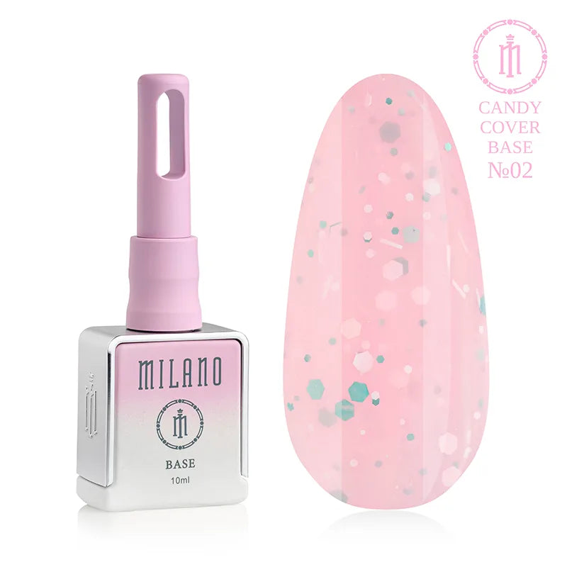 „Milano Candy Cover Base No. 02: бяла бутилка от 10 мл с розово-лилав градиент и демонстрация на деликатен пастелно-розов нюанс, преплетен с бели, сребърни и тюркоазени шестоъгълни конфети с различни размери върху голяма палитра от капки.“