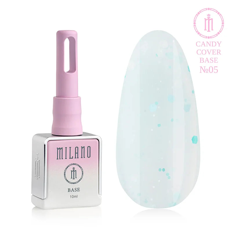 „Milano Candy Cover Base No. 05: 10 мл бяла бутилка с мек розов градиент и демонстрация на полупрозрачен светло ментов нюанс с разпръснати тюркоазени и бели шестоъгълни конфети с различни размери върху голяма палитра от капки.“