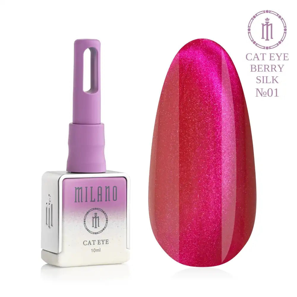 Представяне на магнитния гел лак Milano Cat Eye Berry Silk № 01: отляво е брандираният квадратен флакон от 10 мл в деликатен лилав градиентен дизайн с надпис „Cat Eye“, а отдясно е голям овален макет на върха, който демонстрира ярък и наситен нюанс с цвят на горски плодове и фуксия-розово с дълбок копринен магнитен блясък „котешко око“, на чисто бял фон.