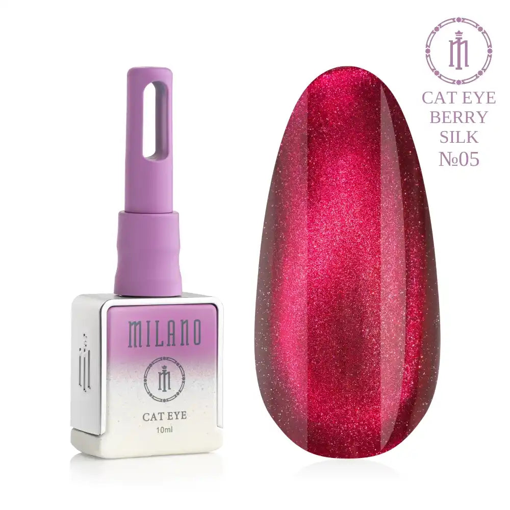 Представяне на магнитния гел лак Milano Cat Eye Berry Silk № 05: отляво е брандираният квадратен флакон от 10 мл в деликатен лилав градиентен дизайн с надпис „Cat Eye“, а отдясно е голям овален макет на върха, който демонстрира благороден наситен рубиненочервен или наситен нюанс на боровинка с подчертан копринен магнитен отблясък на ефекта „котешко око“ върху чисто бял фон.