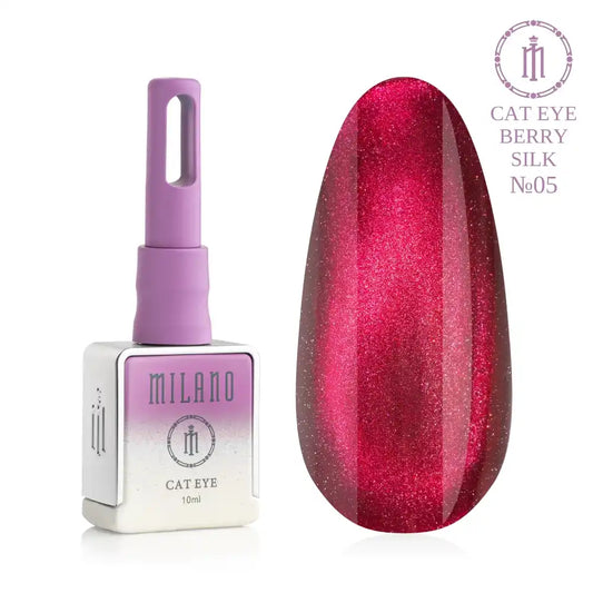Представяне на магнитния гел лак Milano Cat Eye Berry Silk № 05: отляво е брандираният квадратен флакон от 10 мл в деликатен лилав градиентен дизайн с надпис „Cat Eye“, а отдясно е голям овален макет на върха, който демонстрира благороден наситен рубиненочервен или наситен нюанс на боровинка с подчертан копринен магнитен отблясък на ефекта „котешко око“ върху чисто бял фон.
