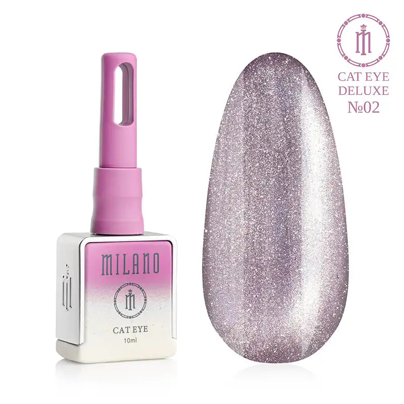 „Milano Cat Eye Deluxe Gel Polish #02: бутилка от 10 мл с розов градиент и демонстрация на сияен лилаво-сребрист нюанс с ефект „котешко око“ върху голяма палитра от капки.“