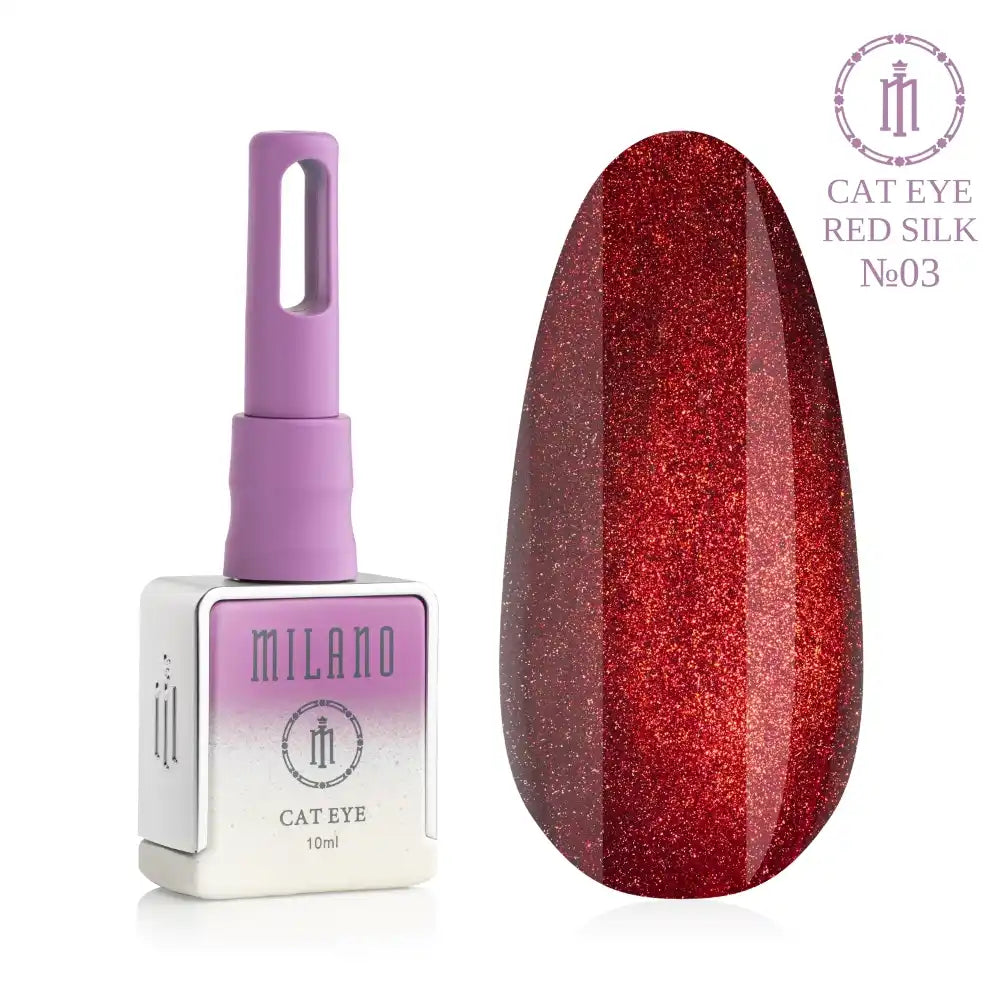 Представяне на магнитния гел лак Milano Cat Eye Red Silk #03: отляво е брандираният квадратен флакон от 10 мл в мек лилав градиентен дизайн с надпис "Base", а отдясно е голям овален макет на върха, който демонстрира наситен теракота червен или топъл тухлено-бордов нюанс с мек копринен магнитен отблясък на ефекта "котешко око" върху чисто бял фон.