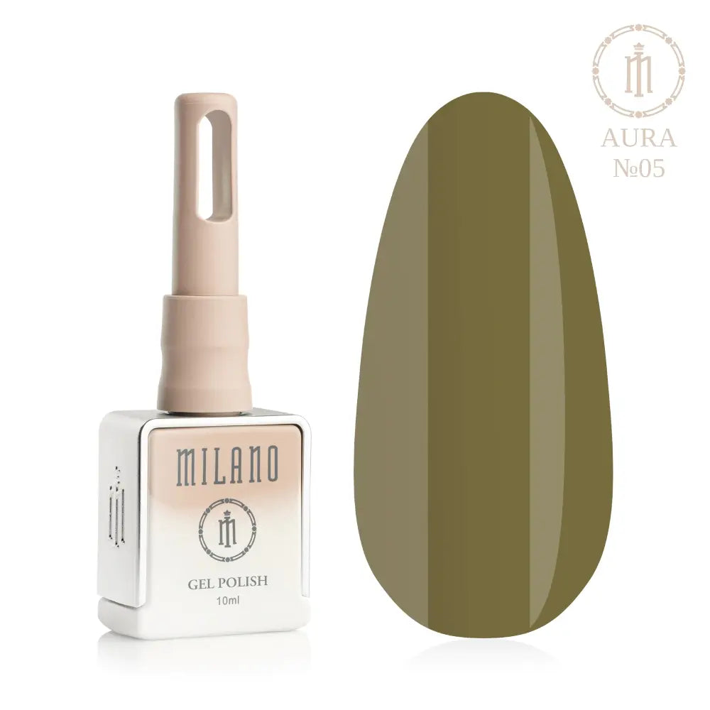Представяне на гел лак Milano Gel Polish Aura No. 05: отляво е брандираната квадратна бутилка от 10 мл в нежен лилав градиентен дизайн, а отдясно е голям овален макет на върха, който демонстрира деликатен пастелен нюанс с цвят на маршмелоу и деликатна аура и блясък, върху чисто бял фон.