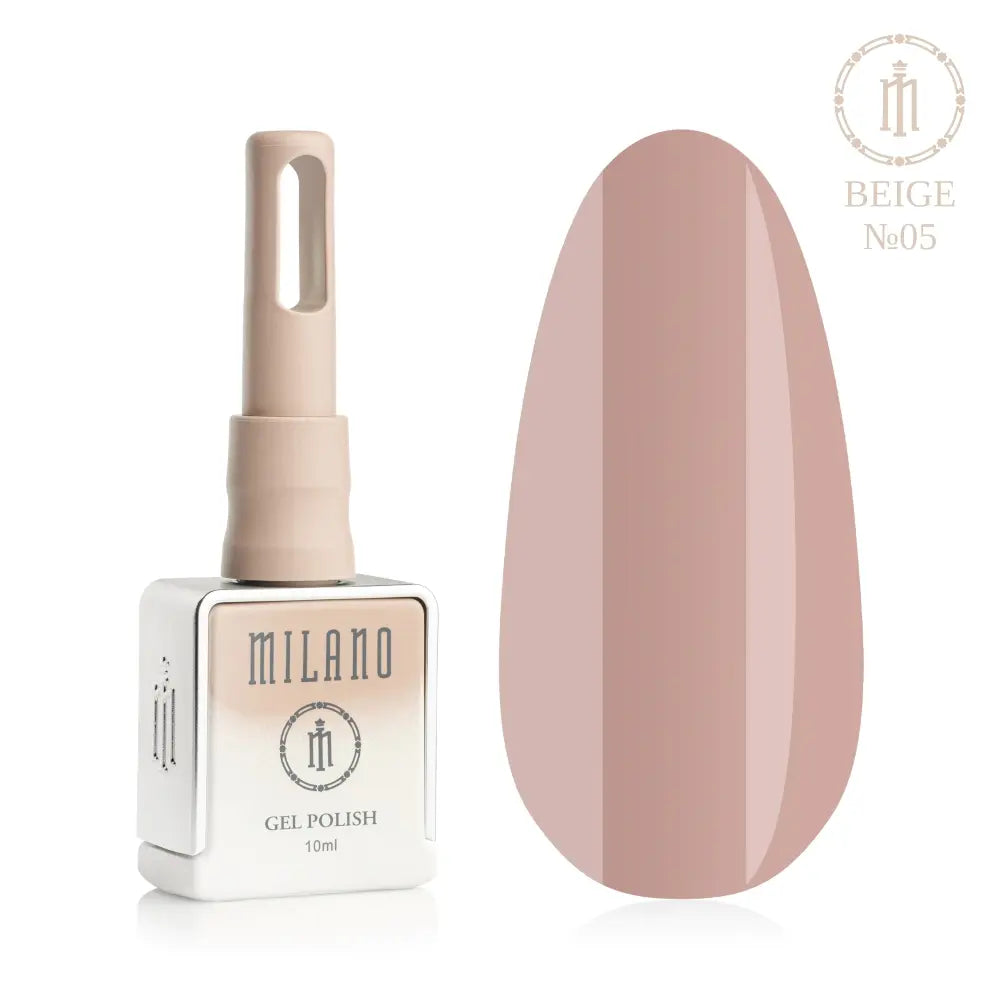 Представяне на гел лак Milano Gel Polish Beige Premium No. 05: отляво е брандираният квадратен флакон от 10 мл в нежно лилав градиентен дизайн с кръгло лого, а отдясно е голям овален макет на върха, който демонстрира елегантен карамел-бежов нюанс или светъл цвят капучино, на чисто бял фон.