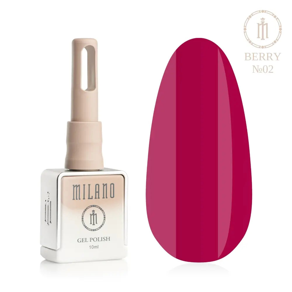 „Представяне на Milano Gel Polish Berry Premium #02: Отляво е подписана квадратна бутилка от 10 ml в мек гол градиентен дизайн с кръгло лого, а отдясно е голям овален макет на връх, който демонстрира наситена къпина, наситена боровинка или магнетичен нюанс на тъмни горски плодове с фин хладен оттенък, на чисто бял фон“
