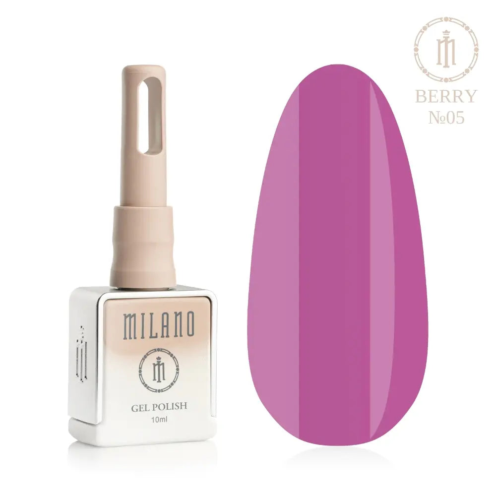 „Представяне на Milano Gel Polish Berry Premium No.05: отляво е подписаната квадратна бутилка от 10 ml в мек гол градиентен дизайн с кръгло лого, а отдясно е голям овален макет на върха, който показва изразително зрънце на фуксия, ярък малинов цвят или сочен розово-лилав нюанс, на чисто бял фон“