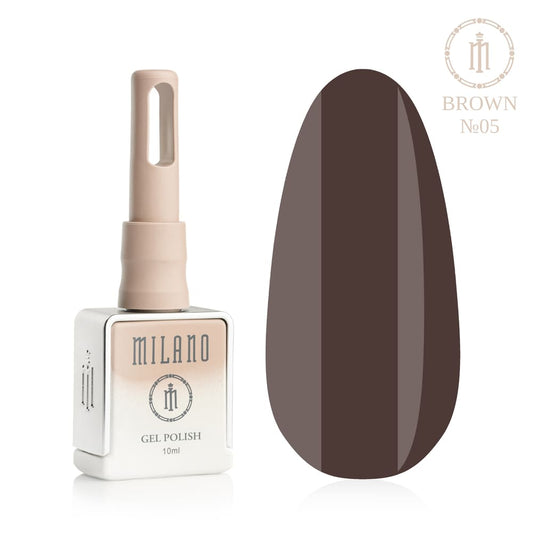 „Представяне на Milano Gel Polish Brown Premium #05: отляво е подписана квадратна бутилка от 10 ml в мек гол градиентен дизайн с кръгло лого, а отдясно е голям овален макет на върха, който показва наситено тъмнокафяво, плътен цвят на силно еспресо или наситен нюанс на тъмен шоколад със студен подтон, върху чист бял фон“