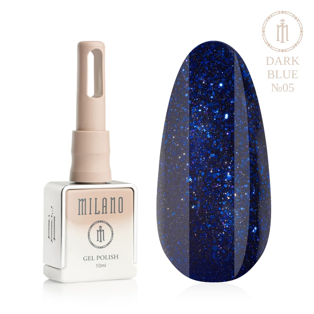 „Представяне на Milano Gel Polish Dark Blue Premium #05: отляво е подписаната квадратна бутилка от 10 ml в мек гол градиентен дизайн с кръгло лого, а отдясно е голям овален макет на върха, показващ луксозен тъмносин нюанс с плътен космически блясък, ярко блещукащ с многоцветен блясък, на чисто бял фон“
