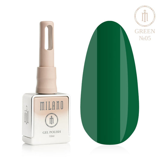 „Представяне на Milano Gel Polish Green Premium #05: отляво е подписана квадратна бутилка от 10 ml в мек гол градиентен дизайн с кръгло лого, а отдясно е голям овален макет на върха, показващ наситен иглолистен, наситен тъмнозелен или благороден горски нюанс на покритието със студен подтон, върху чисто бял фон“