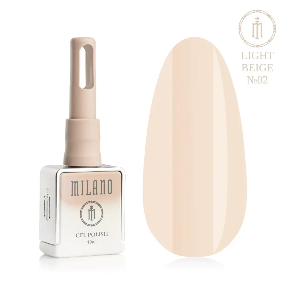 Представяне на гел лак Milano Gel Polish Light Beige Premium No. 02: отляво е брандираната квадратна бутилка с обем 10 мл в деликатен лилав градиентен дизайн с кръгло лого, а отдясно е голям овален макет на накрайника, който демонстрира деликатен светло кремав или елегантен ванилово бежов пастелен нюанс, на чисто бял фон.