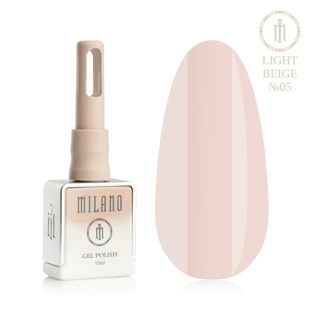 Представяне на гел лак Milano Gel Polish Light Beige Premium No. 05: отляво е брандираната квадратна бутилка с обем 10 мл в деликатен лилав градиентен дизайн с кръгло лого, а отдясно е голям овален макет на върха, който демонстрира мек светъл пясъчен или топъл пастелен нюд нюанс на покритието, върху чисто бял фон.