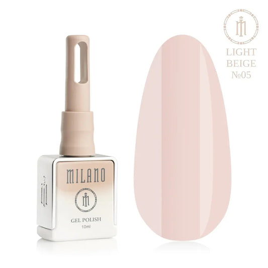 Представяне на гел лак Milano Gel Polish Light Beige Premium No. 05: отляво е брандираната квадратна бутилка с обем 10 мл в деликатен лилав градиентен дизайн с кръгло лого, а отдясно е голям овален макет на върха, който демонстрира мек светъл пясъчен или топъл пастелен нюд нюанс на покритието, върху чисто бял фон.