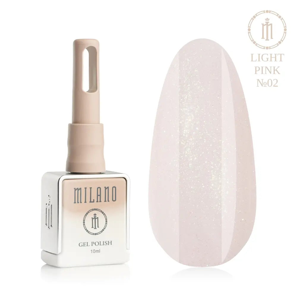 Представяне на гел лак Milano Gel Polish Light Pink Premium No. 02: отляво е брандираният квадратен флакон от 10 мл в мек нюд градиентен дизайн с кръгло лого, а отдясно е голям овален макет на върха, който демонстрира деликатен полупрозрачен млечнорозов нюанс с деликатен сребрист блясък, на чисто бял фон.