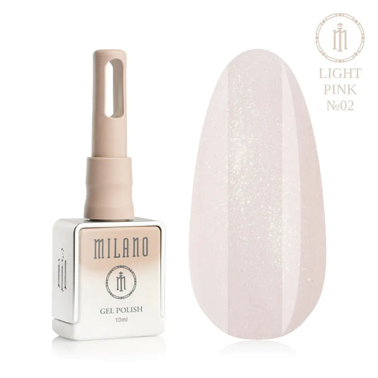 Представяне на гел лак Milano Gel Polish Light Pink Premium No. 02: отляво е брандираният квадратен флакон от 10 мл в мек нюд градиентен дизайн с кръгло лого, а отдясно е голям овален макет на върха, който демонстрира деликатен полупрозрачен млечнорозов нюанс с деликатен сребрист блясък, на чисто бял фон.