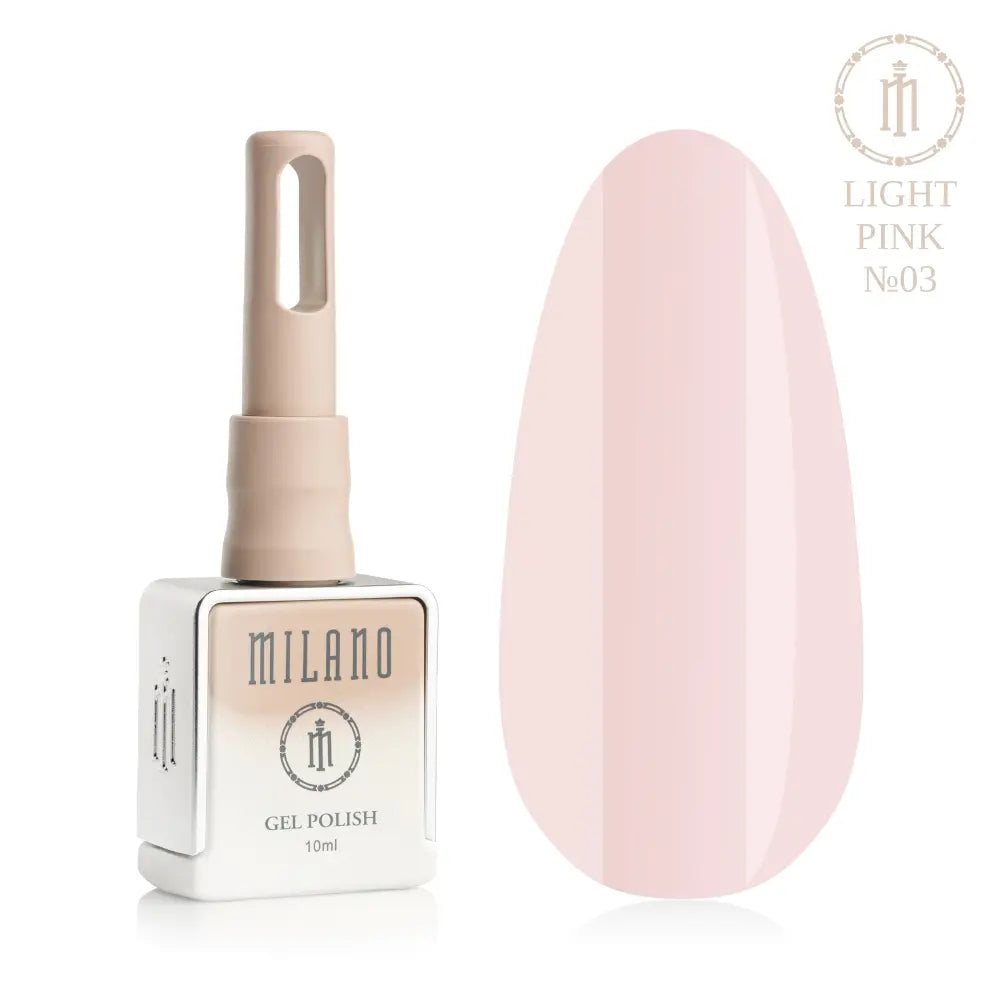 Представяне на гел лак Milano Gel Polish Light Pink Premium No. 03: отляво е брандираният квадратен флакон от 10 мл в нежен нюд градиентен дизайн с кръгло лого, а отдясно е голям овален макет на върха, който демонстрира чисто пастелно светлорозово или класически нюанс marshmallow без блясък, на чисто бял фон.