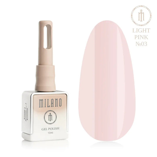 Представяне на гел лак Milano Gel Polish Light Pink Premium No. 03: отляво е брандираният квадратен флакон от 10 мл в нежен нюд градиентен дизайн с кръгло лого, а отдясно е голям овален макет на върха, който демонстрира чисто пастелно светлорозово или класически нюанс marshmallow без блясък, на чисто бял фон.