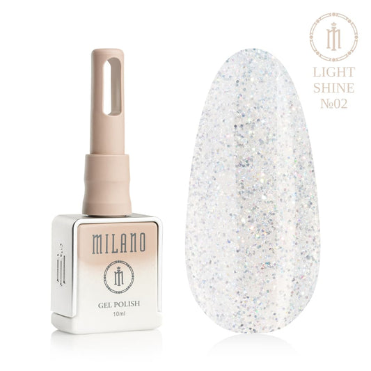 „Представяне на Milano Gel Polish Light Shine Premium No.02: отляво е характерната квадратна бутилка от 10 ml в мек гол градиентен дизайн с кръгло лого, а отдясно е голям овален макет на върха, който показва полупрозрачен млечнобял нюанс, обогатен с малки холографски искри и многоцветен микроблясък, на чисто бял фон“