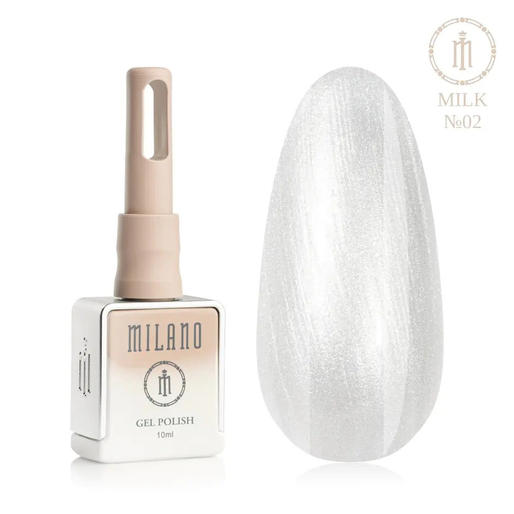Представяне на гел лак Milano Gel Polish Milk Premium No. 02: отляво е брандираният квадратен флакон от 10 мл в нежно лилав градиентен дизайн с кръгло лого, а отдясно е голям овален макет на върха, който демонстрира деликатен млечен нюанс с изтънчен топъл кремообразен подтон, на чисто бял фон.