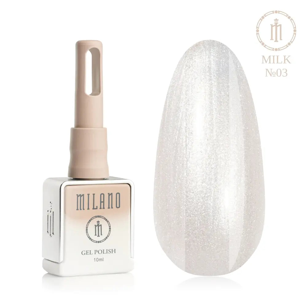 Представяне на гел лак Milano Gel Polish Milk Premium No. 03: отляво е брандираната квадратна бутилка от 10 мл в деликатен лилав градиентен дизайн с кръгло лого, а отдясно е голям овален макет на върха, който демонстрира изискан пастелен млечнорозов нюанс или цвета на ефирен маршмелоу, върху чисто бял фон.