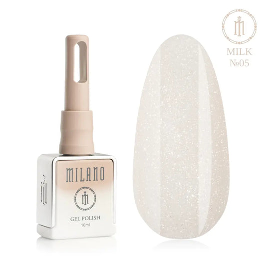 Представяне на гел лак Milano Gel Polish Milk Premium No. 05: отляво е брандираната квадратна бутилка от 10 мл в нежно лилав градиентен дизайн с кръгло лого, а отдясно е голям овален макет на върха, който демонстрира елегантен светъл млечно-нюдов нюанс с ефект на леко порцеланово покритие, върху чисто бял фон.