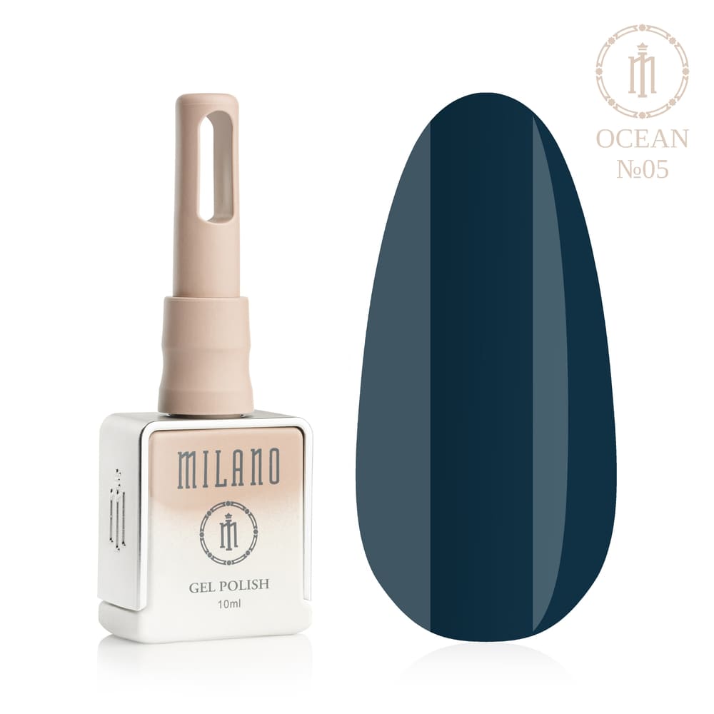 „Представянето на Milano Gel Polish Ocean Premium #05: отляво е характерна квадратна бутилка от 10 ml в мек гол градиентен дизайн с кръгло лого, а отдясно е голям овален макет на връх, показващ наситено буреносно синьо, наситено тъмносиньо или магнетично морско с благороден хладен подтон, на чисто бял фон“