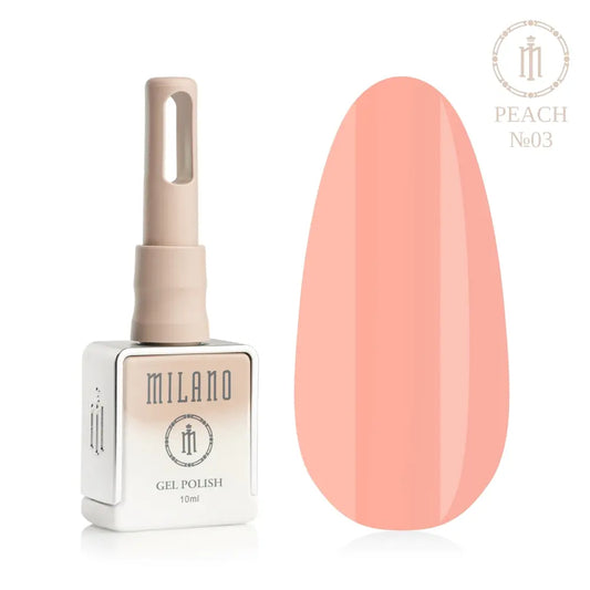 Представяне на гел лак Milano Gel Polish Peach Premium No. 03: отляво е брандираният квадратен флакон от 10 мл в нежно лилав градиентен дизайн с кръгло лого, а отдясно е голям овален макет на върха, който демонстрира класически светло кайсиев или чисто пастелен прасковен нюанс, на чисто бял фон.
