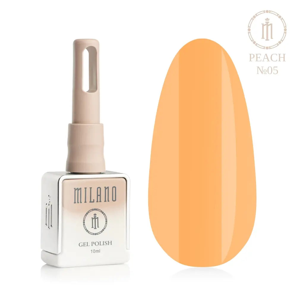 Представяне на гел лак Milano Gel Polish Peach Premium No. 05: отляво е брандираната квадратна бутилка от 10 мл в нежен лилав градиентен дизайн с кръгло лого, а отдясно е голям овален макет на върха, който демонстрира елегантен и богат прасковено-розов пастелен нюанс, на чисто бял фон.