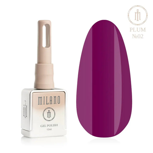 Представяне на гел лак Milano Gel Polish Plum Premium No. 02: отляво е брандираната квадратна бутилка с обем 10 мл в нежен нюд градиентен дизайн с кръгло лого, а отдясно е голям овален макет на върха, който демонстрира богат и ярък нюанс на ягодоплодна слива, фуксия-лилаво или сочен гроздов цвят, на чисто бял фон.