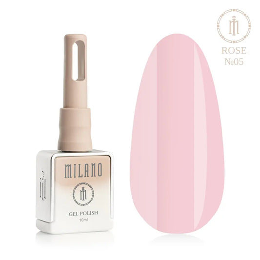 Представяне на гел лак Milano Gel Polish Rose Premium No. 05: отляво е брандираната квадратна бутилка с обем 10 мл в нежен нюд градиентен дизайн с кръгло лого, а отдясно е голям овален макет на върха, който демонстрира универсален пастелно розов, чисто нежно розов или мек основен нюанс на покритието, върху чисто бял фон.