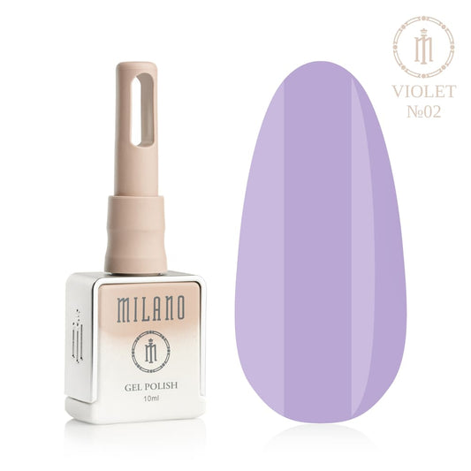 „Представяне на Milano Gel Polish Violet Premium #02: отляво е подписаната квадратна бутилка от 10 ml в мек гол градиентен дизайн, а отдясно е голям овален макет на върха, който показва мек пастелно лилав или светъл лавандулов нюанс на емайла с фин лъскав блясък, върху чисто бял фон“