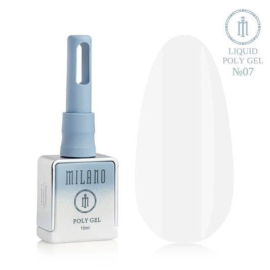 „Milano Liquid Poly Gel No. 07: черно шишенце от 15 мл и демонстрация на мек камуфлажен нюанс „чаена роза“ върху голяма палитра от капки, осигуряващ естествено изглеждащ маникюр с деликатен розов подтон.“