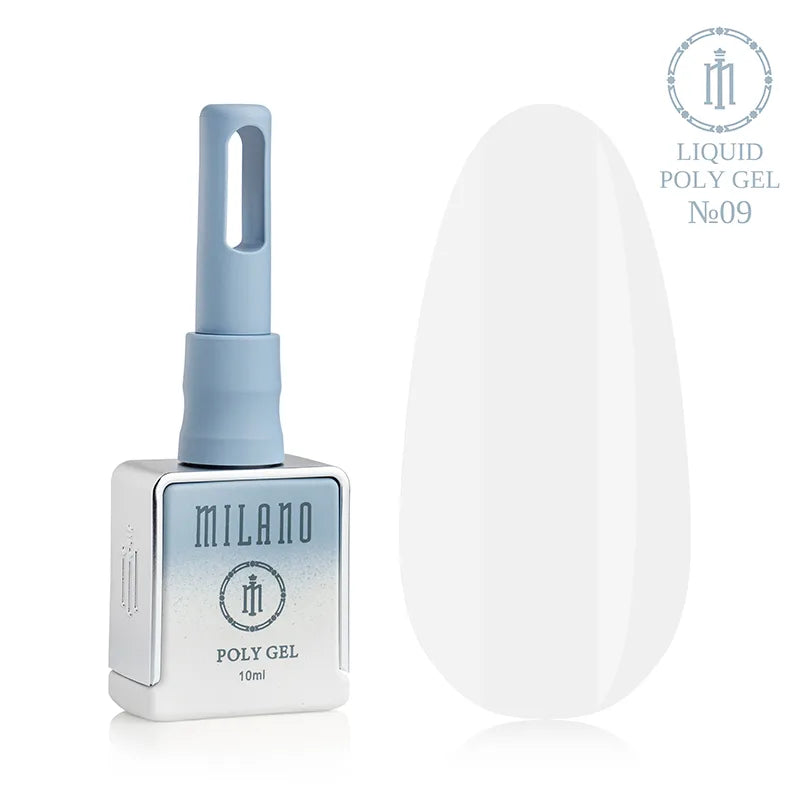 „Milano Liquid Poly Gel No. 09: бутилка от 10 мл със син градиент и демонстрация на полупрозрачен млечнобял нюанс върху голяма палитра от капки, създаваща деликатен ефект на „меко мляко“ за изискан маникюр.“