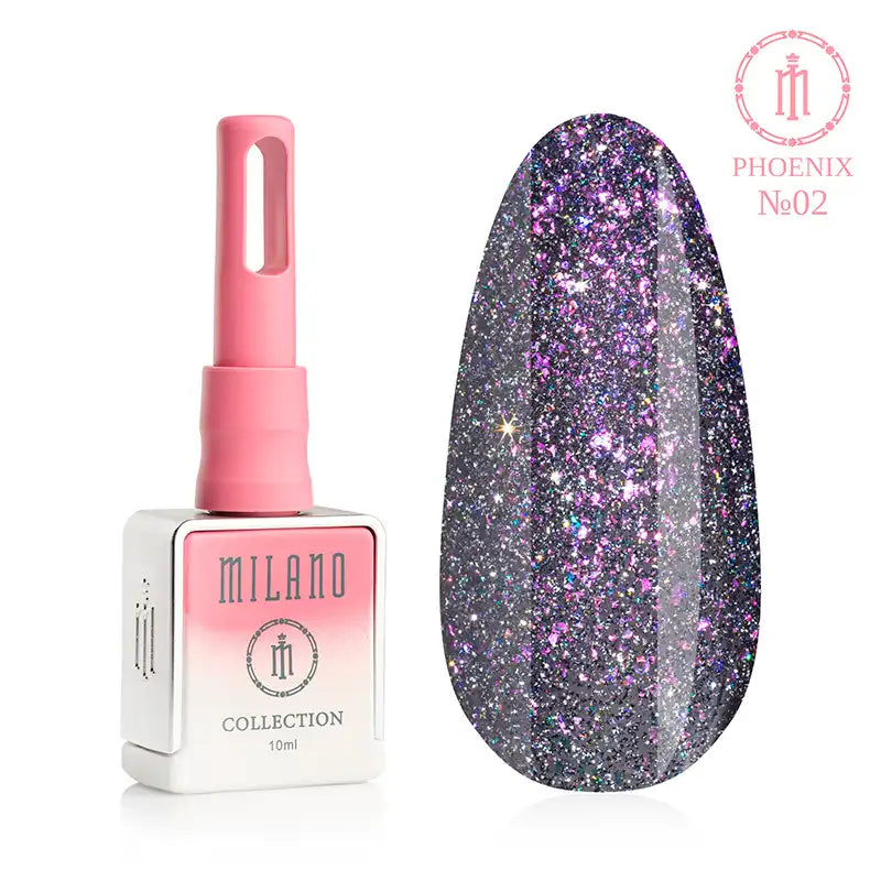 „Гел лак Milano Phoenix Collection № 02: бяла бутилка от 10 мл с розов градиент и демонстрация на наситено лилаво-графитен нюанс с плътен многоцветен блясък, създаващ ефекта на блестящо нощно небе и ярък диамантен блясък върху голяма палитра от капки.“