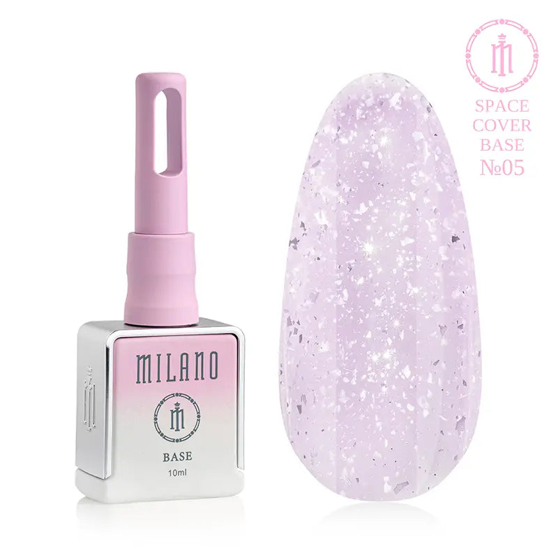 „Milano Space Cover Base No. 05: бяла бутилка от 10 мл с лавандулов градиент и дисплей с полупрозрачен ментов нюанс със сребърен микроблясък и големи холографски шестоъгълници, които създават ефект на светеща мъглявина върху голяма палитра от капки.“